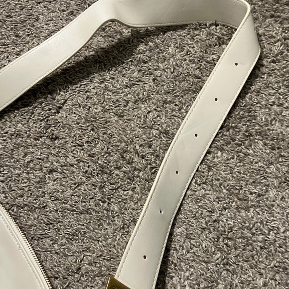 Shoulder Bag with gold tone hardware - Picture 4 of 11